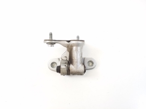   Charnière inférieure de porte avant 