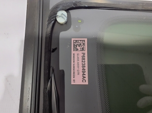 Chrysler Pacifica (2016–2026) Tagumine küljeklaas (kere) 68332882AA - 4