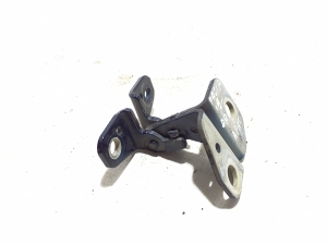 Chrysler Pacifica (2016–2026) Front door lower hinge 68269773AA - 2