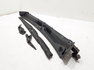 Chrysler Pacifica (2016–2026) Wiper cowl trim panel - 4