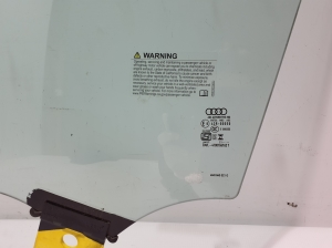 AUDI Q7 (2015–2026) Priekšējo durvju stikls 4M0845021G - 3
