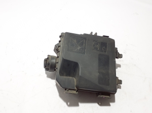   Sicherungskastengehäuse unter der Haube 