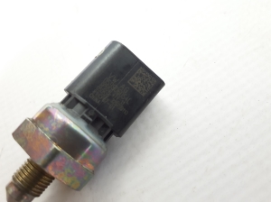 AUDI Q7 (2015–2026) Fuel rail pressure sensor 059906054L - 3