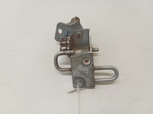 Charnière inférieure de porte avant - 8E0831411E