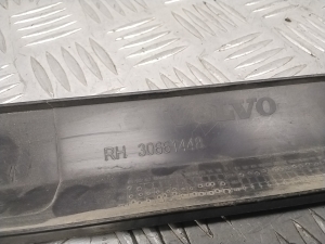 VOLVO V50 (2004–2012) Esiukse liist 30661448 - 3