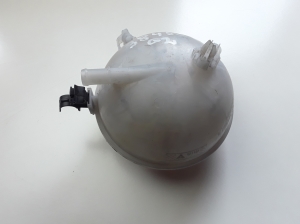 AUDI Q2 (2016–2026) Coolant reservoir 5Q0121407M - 4