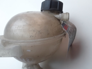 Peugeot 208 (2012–2019) Coolant reservoir 9800777280 - 3