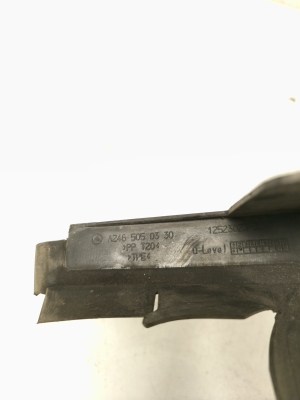 Mercedes Benz A-Class 176 (2012–2018) Luftleitblech für den Kühler A2465050330 - 3