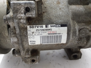 Dacia Sandero (2008–2012) Konditsioneeri kompressor 8200866440 - 2