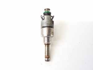 Porsche Cayenne (2010–2017) Fuel injector - 2
