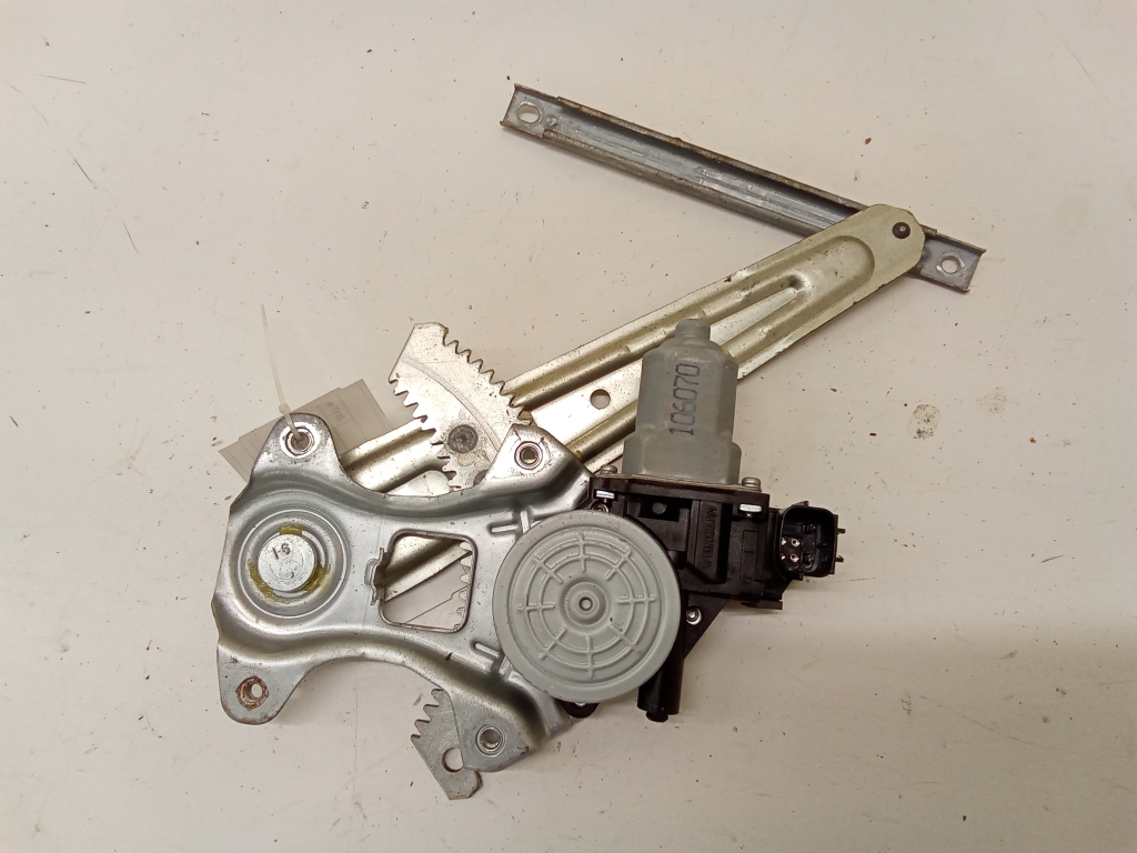 NISSAN Juke F15 (2010–2018) Aizmugurējo durvju logu pacēlājs 106070 NISSAN Juke F15 (2010–2018) Aizmugurējo durvju logu pacēlājs 106070