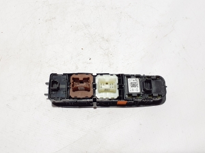 Dacia Duster (2017–2024) Front door glass switch 809617787R - 3