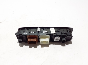 Dacia Duster (2017–2024) Front door glass switch 809617787R - 4