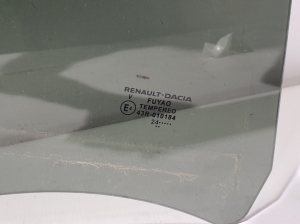 Dacia Duster P1310 (2024–2026) Aizmugurējo sānu durvju stikls 823003888R - 2
