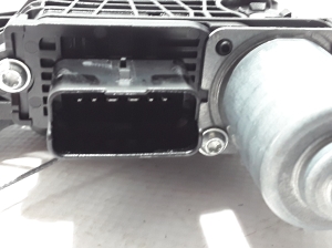 Dacia Duster P1310 (2024–2026) Aizmugurējo durvju logu pacēlājs 827213136R - 2