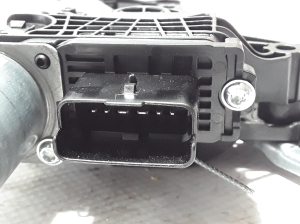 Dacia Duster P1310 (2024–2026) Aizmugurējo durvju logu pacēlājs 827209077R - 3