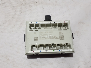   Aizmugurējo sānu durvju vadības bloks  - A2239002231 