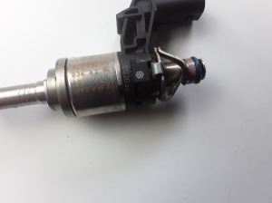 AUDI Q2 (2016–2026) Fuel injector 04E906036 - 3