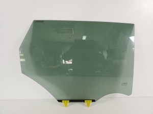 Vitre de porte latérale arrière - 823008201R