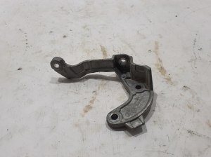Dacia Duster P1310 (2024–2026) Eesmise reduktori kinnitus 339304032R - 3