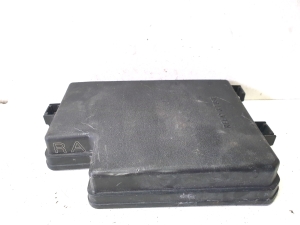 TOYOTA RAV 4 A4 (2012–2018) Sicherungskastendeckel vorne 8266242350 - 3