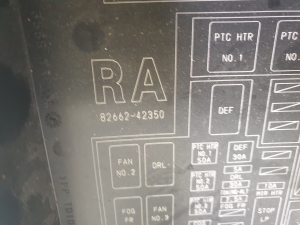 TOYOTA RAV 4 A4 (2012–2018) Sicherungskastendeckel vorne 8266242350 - 4
