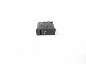 USB-Anschluss - 6820397