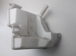 Ford Focus (2011–2018) Front washer fluid reservoir BV6117B613CA - 3