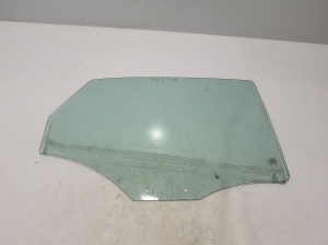 Rear side door glass - 8V5845206