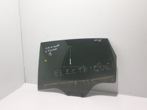   Rear side door glass  - 823013258R 