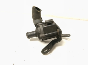AUDI A4 B9 (2015–2026) Pompe à eau auxiliaire 5Q0965561B - 4