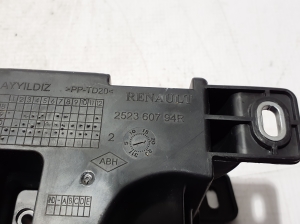 RENAULT Arkana (2019–2026) Sicherungskastenhalter unter der Motorhaube 252360794R - 4