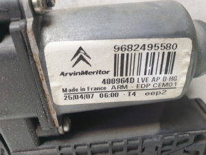 Citroen C4 Picasso (2007–2013) Front door window regulator motor 9682495580 - 3