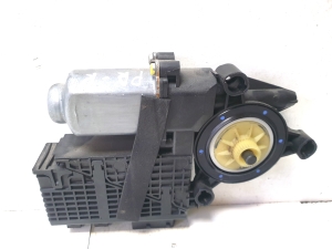 Citroen C4 Picasso (2007–2013) Front door window regulator motor 9682495580 - 4