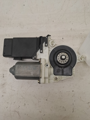 Volkswagen Golf IV (1997–2003) Front door window regulator motor 1J1959801C - 2