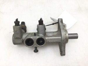  Master cylinder 