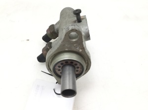  Master cylinder 