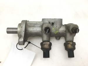  Master cylinder 