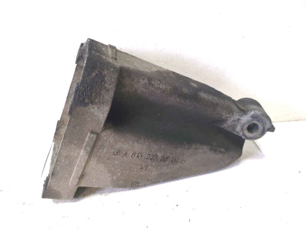 Mercedes Benz E-Class W211 (2002–2009) Mootori kinnitus A6132230504 Mercedes Benz E-Class W211 (2002–2009) Mootori kinnitus A6132230504