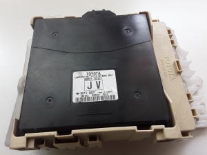 TOYOTA Auris E18 (2012–2018) Kaitsmekarp salongis 8273012X70A - 3