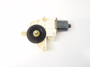 Mercedes Benz C-Class 204 (2007–2014) Front door window regulator motor A2048200142 - 2