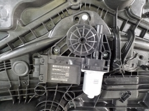 VOLVO XC40 (2017–2026) Aizmugurējo sānu durvju logu pacēlājs un tā detaļas - 3
