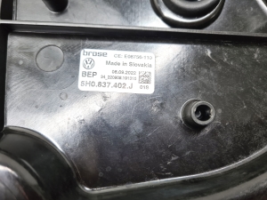 Volkswagen Golf VIII (2019–2026) Priekšējo durvju logu pacēlājs un tā daļas 5H0837402J - 5