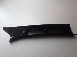  Interior trim of the front pillar to the glass 