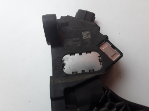  Accelerator pedal 