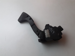  Accelerator pedal 