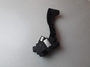  Accelerator pedal 