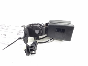 Skoda Octavia III (2013–2019) Sicherheitsgurtschloss hinten 8V0857739 - 3