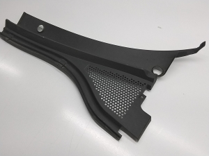  Windshield wiper mechanism trim to the glass 