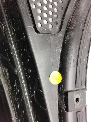  Windshield wiper mechanism trim to the glass 
